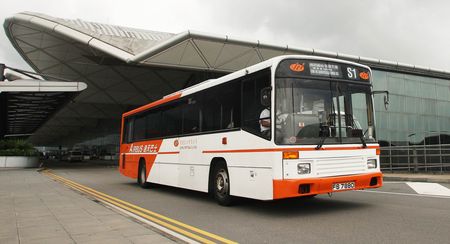 90年代後期行走赤鱲角機場至東涌的領先型巴士